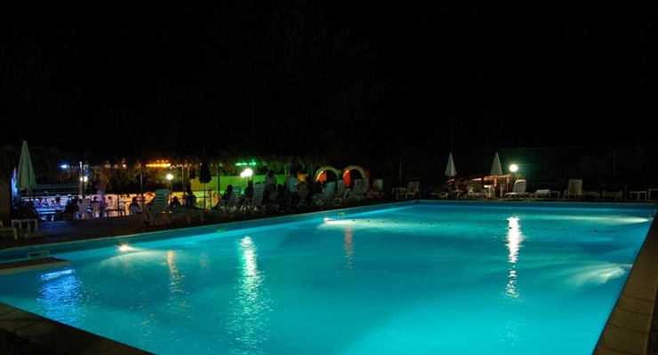 Villaggio Elisena - Vieste, Piscina di sera
