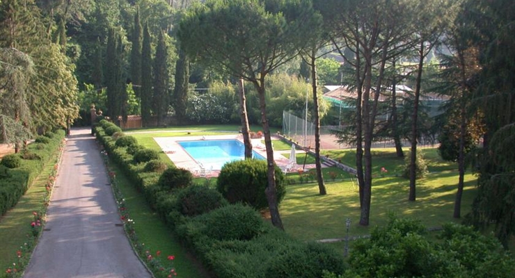 Villa Montecatini - Lido di Camaiore, Sfondo piscina