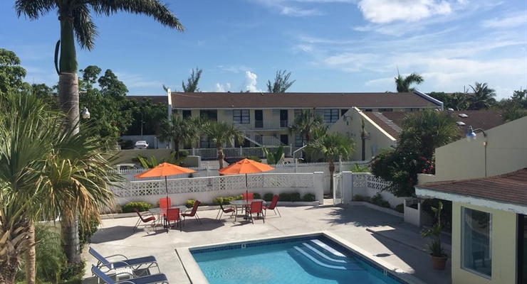 Colony Club Inn & Suites - 