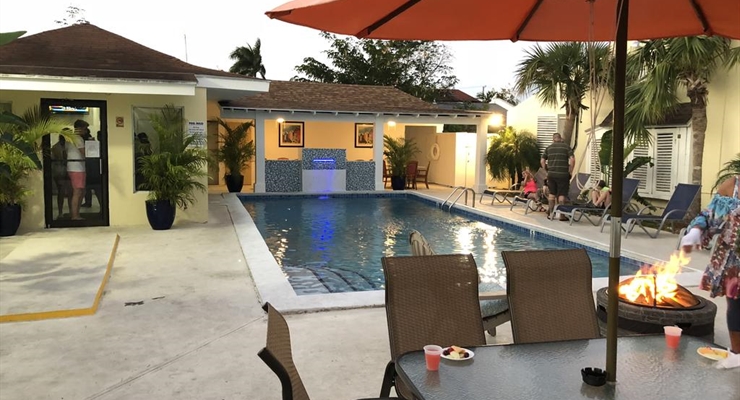 Colony Club Inn & Suites