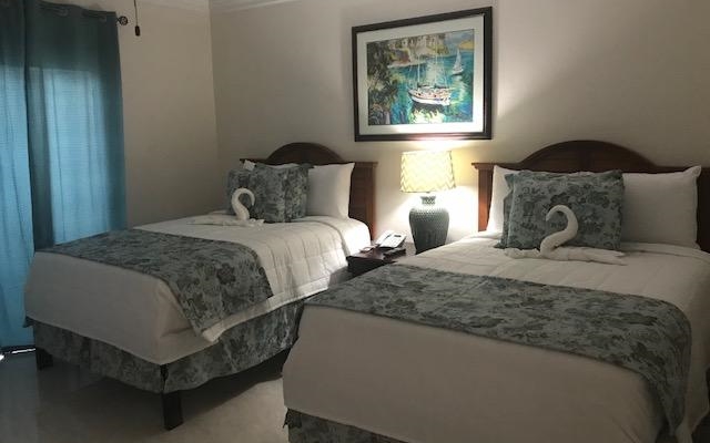 Colony Club Inn & Suites