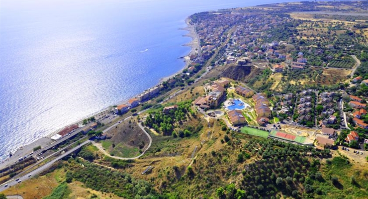 Relais Capo Spulico - Calabria, Sfondo