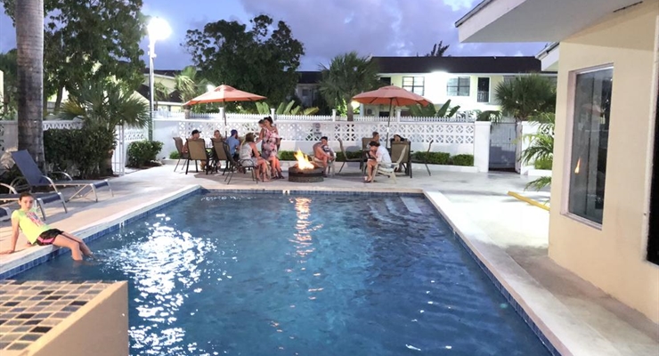 Colony Club Inn & Suites