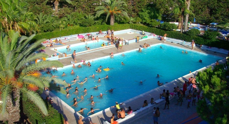 Villaggio, Piscina